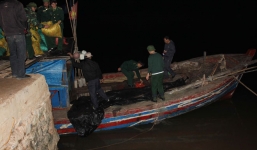 Thái Bình: Thu giữ gần 2 tấn pháo trên con tàu không biển kiểm soát